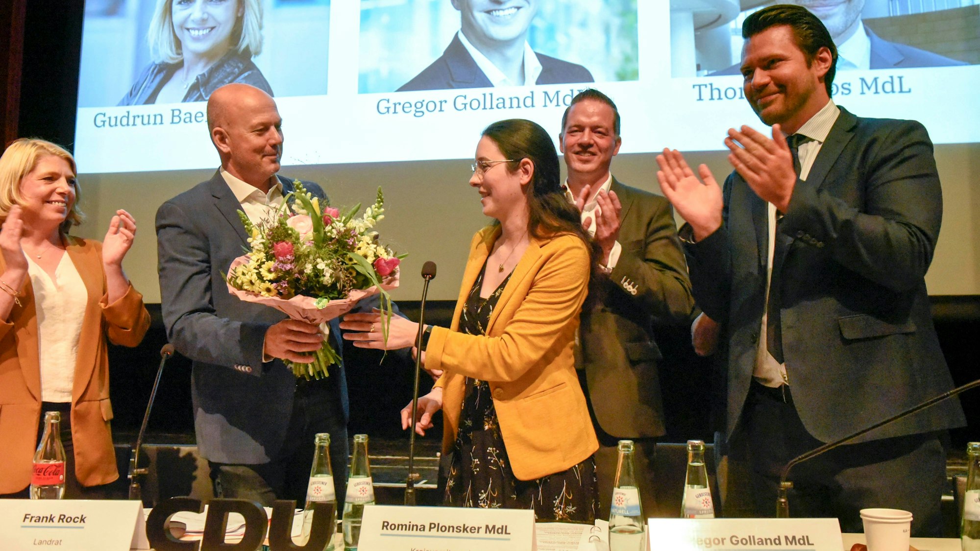 Landrat Frank Rock gratulierte Romina Plonsker zu ihrer Wiederwahl. Gudrun Baer, Gregor Golland und Thomas Okos klatschen Applaus.