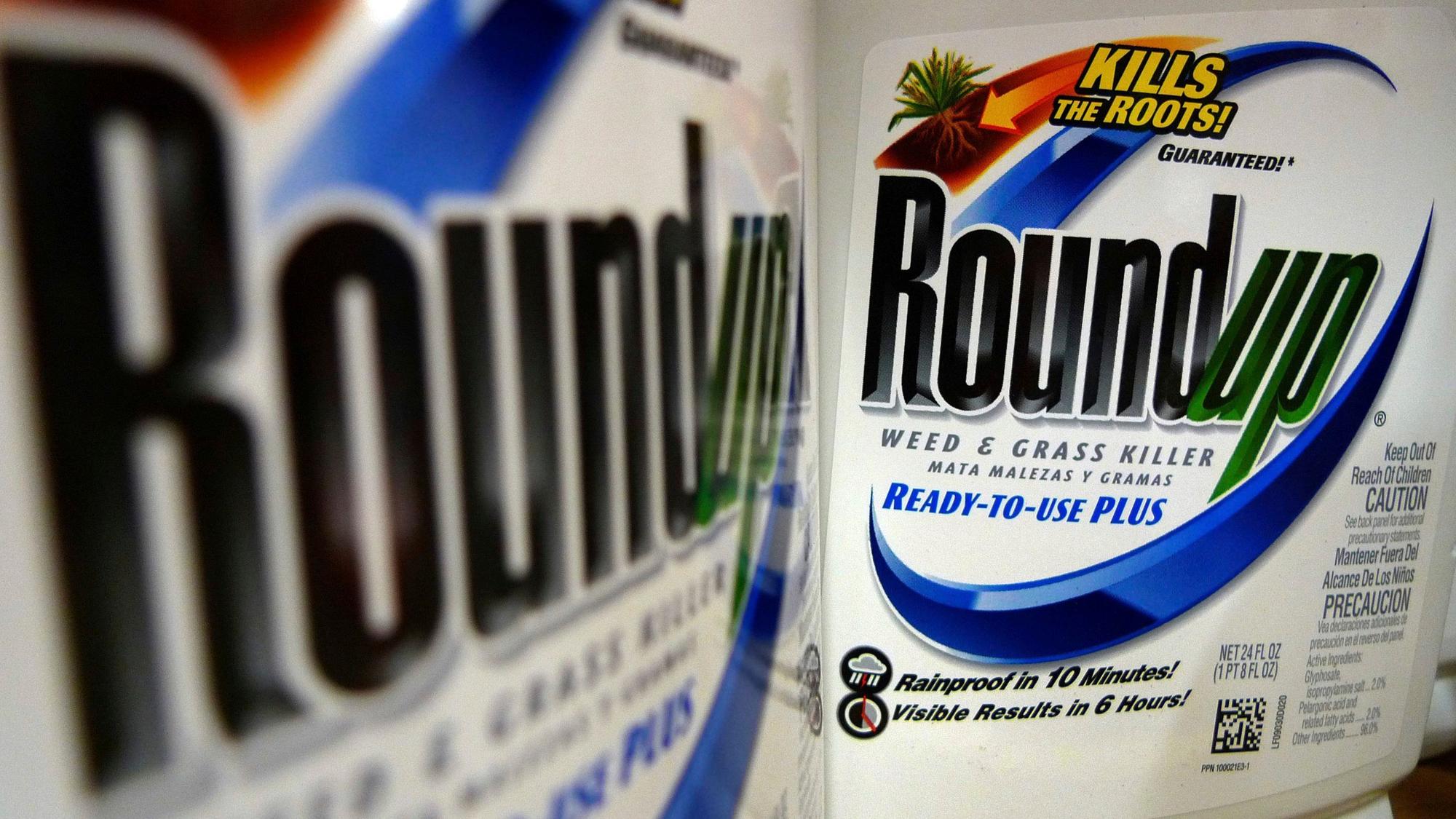 Flaschen des Unkrautvernichters Roundup.