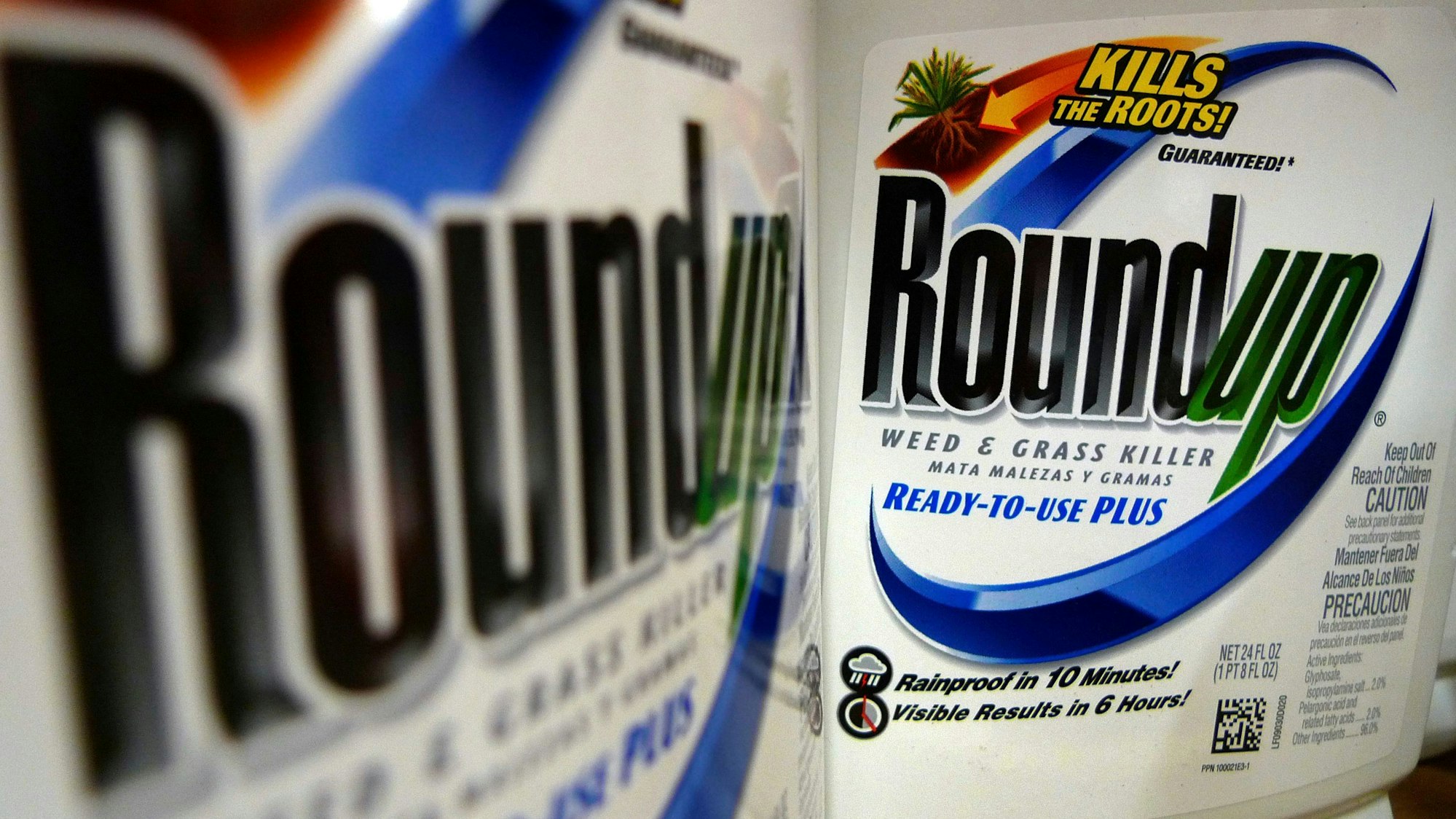 Flaschen des Unkrautvernichters Roundup.