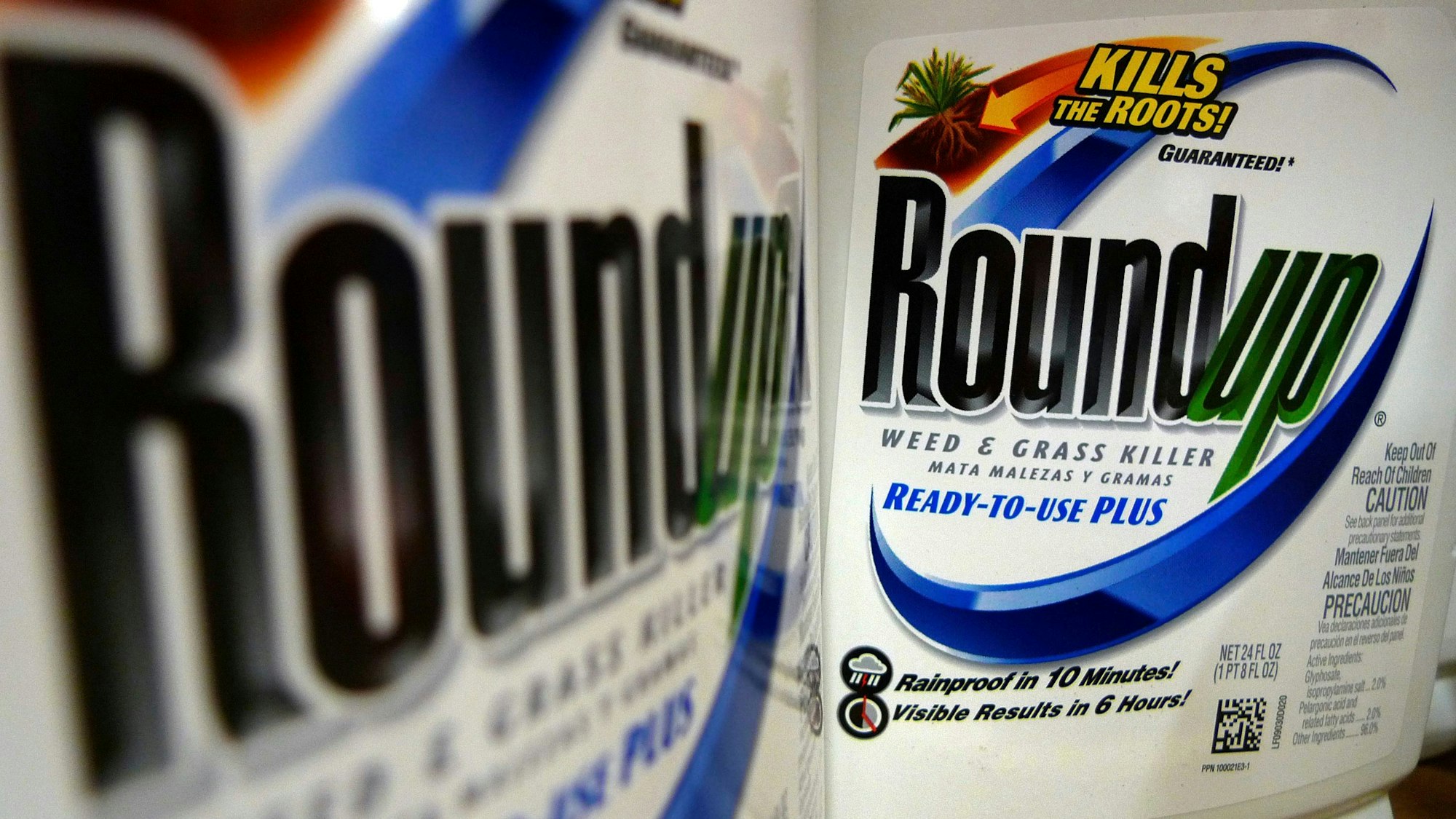 Flaschen des Unkrautvernichters Roundup.