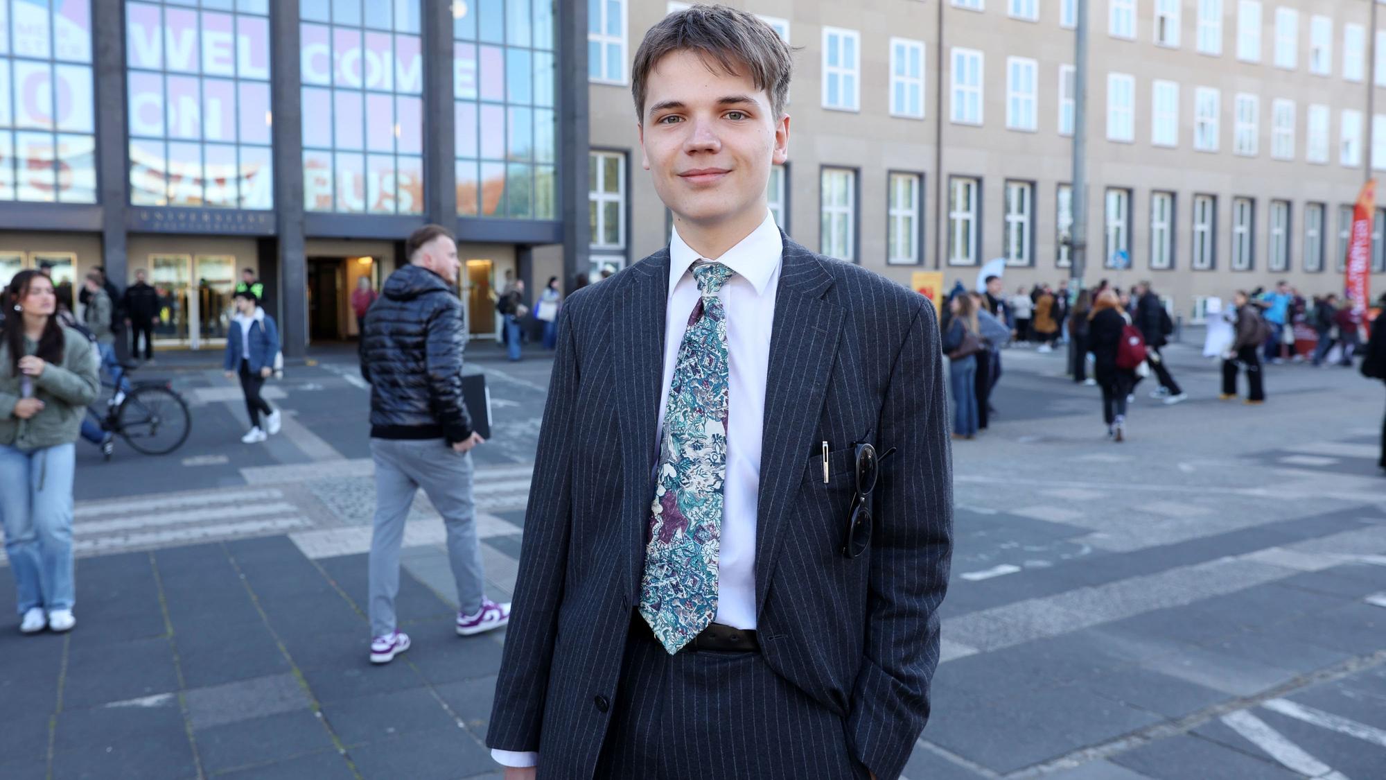 Jakob aus Köln beginnt nun ein Jura-Studium. Er hat sich schick gemacht: „Das ist aber normal für mich“, so der Kölner.