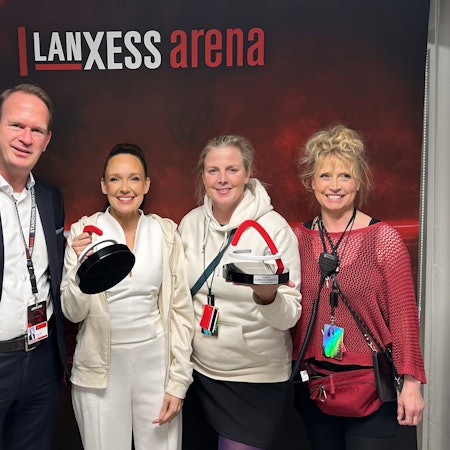 Stefan Löcher steht neben Carolin Kebekus, Claudia Ulhaas und Bärbel Nadolni, die ihre Preise in der Hand halten.