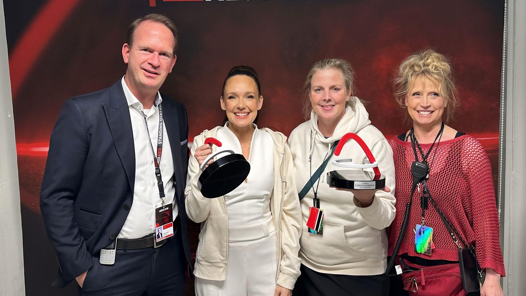 Stefan Löcher steht neben Carolin Kebekus, Claudia Ulhaas und Bärbel Nadolni, die ihre Preise in der Hand halten.