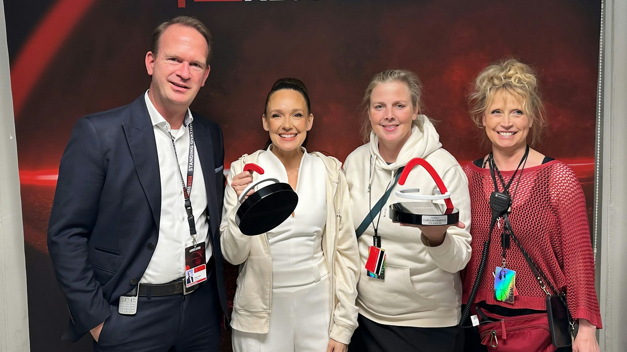 Stefan Löcher steht neben Carolin Kebekus, Claudia Ulhaas und Bärbel Nadolni, die ihre Preise in der Hand halten.