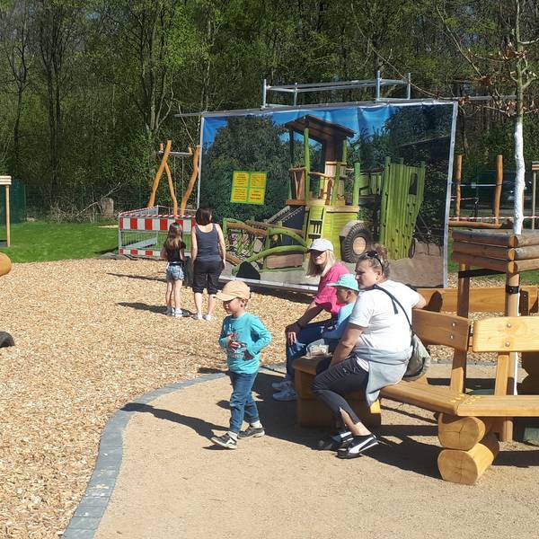 Blick über den neuen Spielplatz und die Außenanlage des Wilhelmshofs.