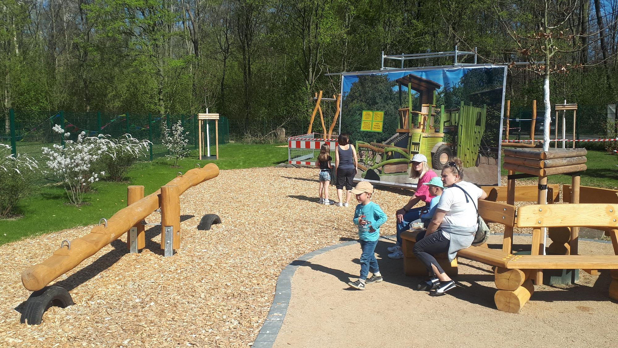 Blick über den neuen Spielplatz und die Außenanlage des Wilhelmshofs.