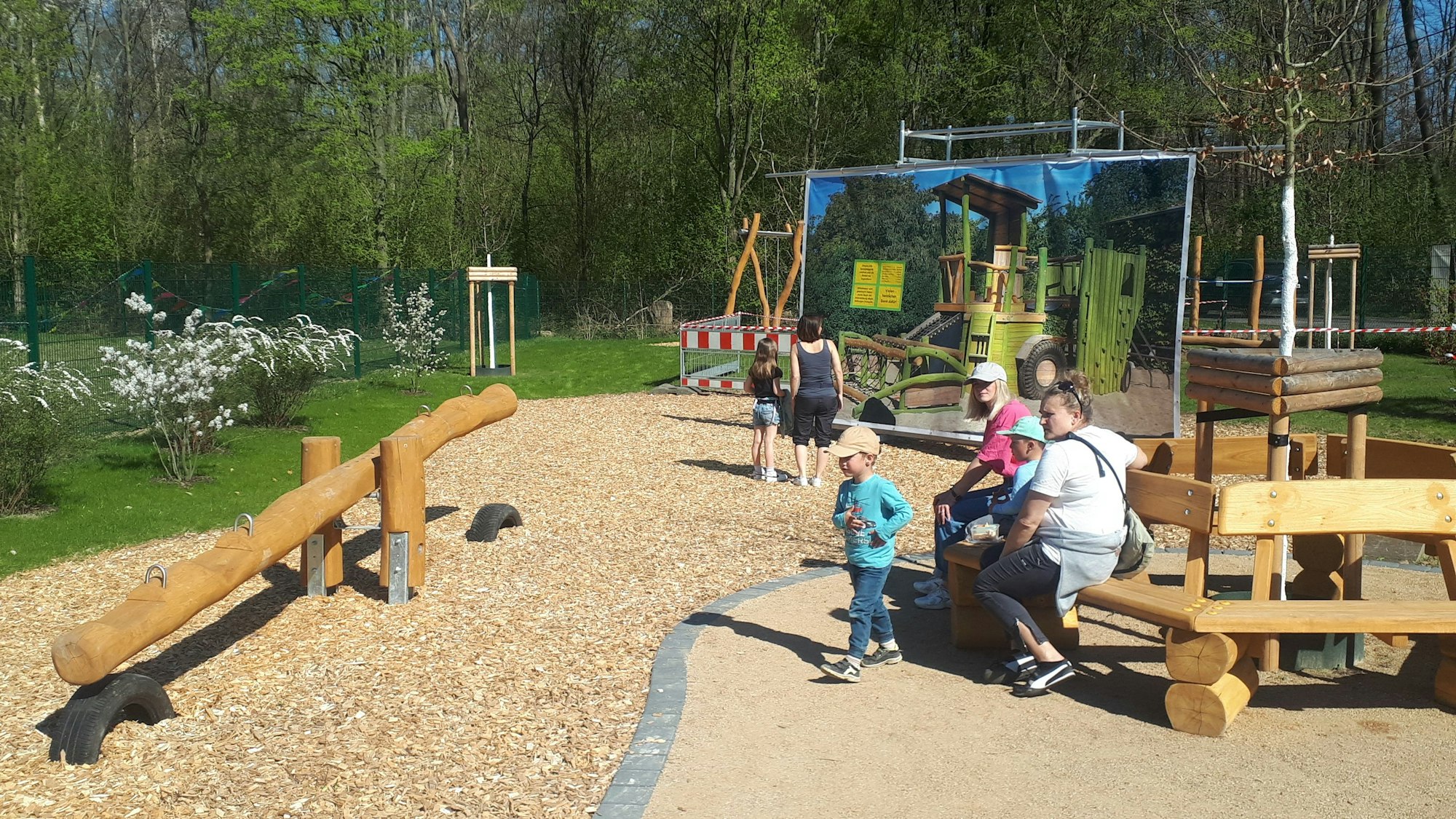 Blick über den neuen Spielplatz und die Außenanlage des Wilhelmshofs.