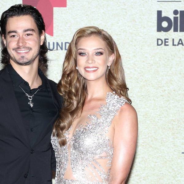 Manuel Masalva und Carolina Miranda kommen auf dem roten Teppich bei den 2021 Latin Billboard Music Awards an.