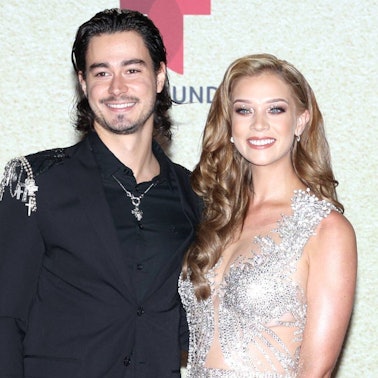 Manuel Masalva und Carolina Miranda kommen auf dem roten Teppich bei den 2021 Latin Billboard Music Awards an.