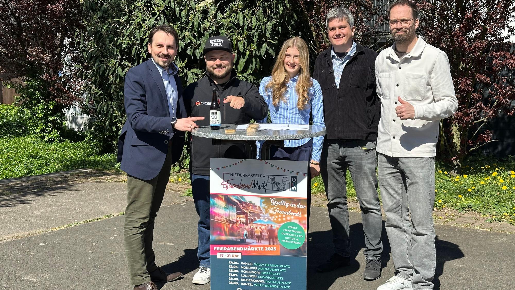 Auf einer Pressekonferenz wird das Programm für den Feierabendmarkt Niederkassel 2025 vorgestellt.