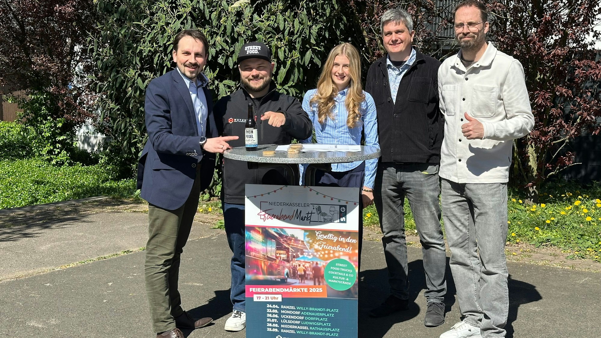 Auf einer Pressekonferenz wird das Programm für den Feierabendmarkt Niederkassel 2025 vorgestellt.