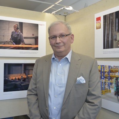 Ein Mann steht in einem Ausstellungsraum.