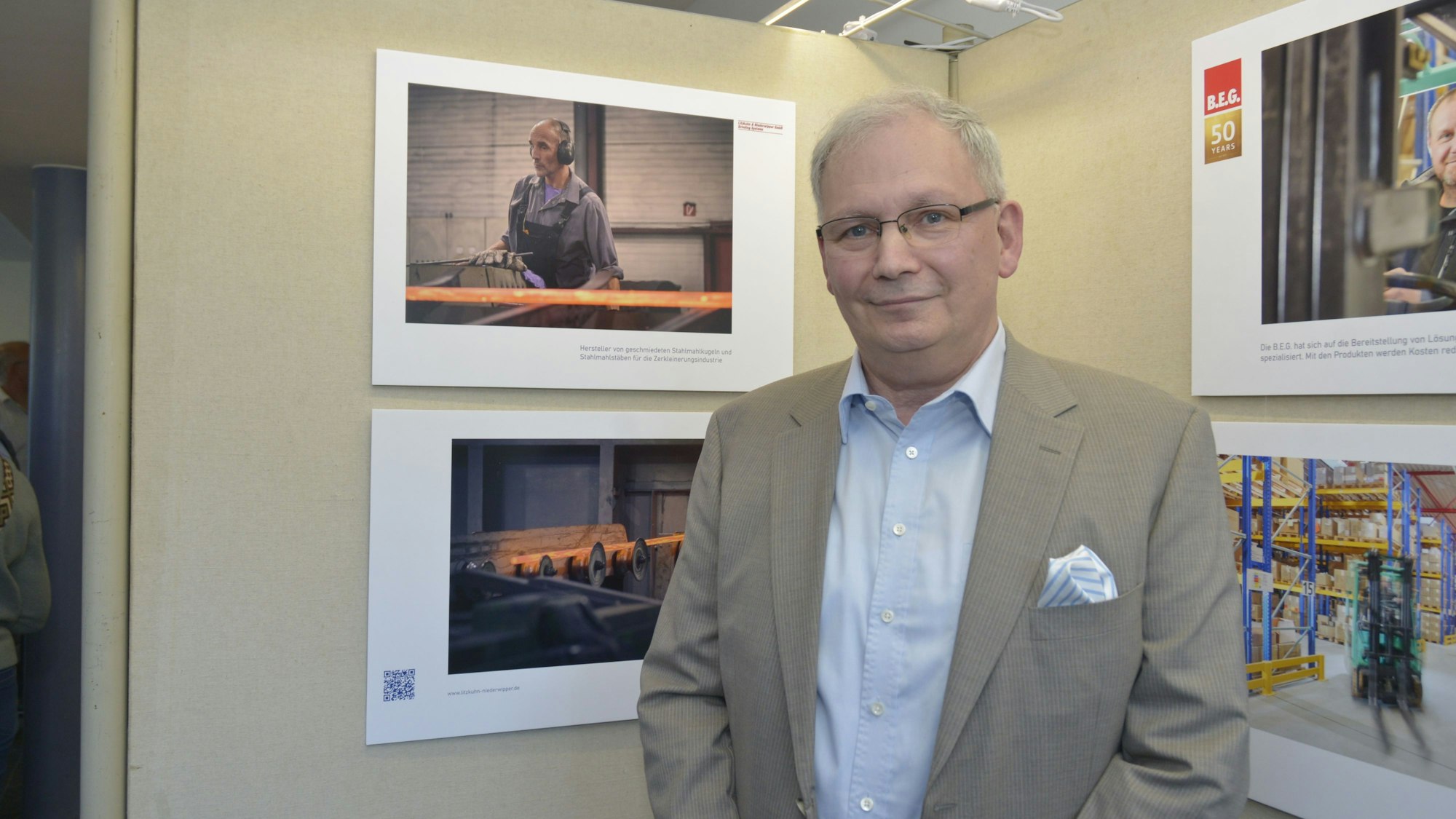 Ein Mann steht in einem Ausstellungsraum.