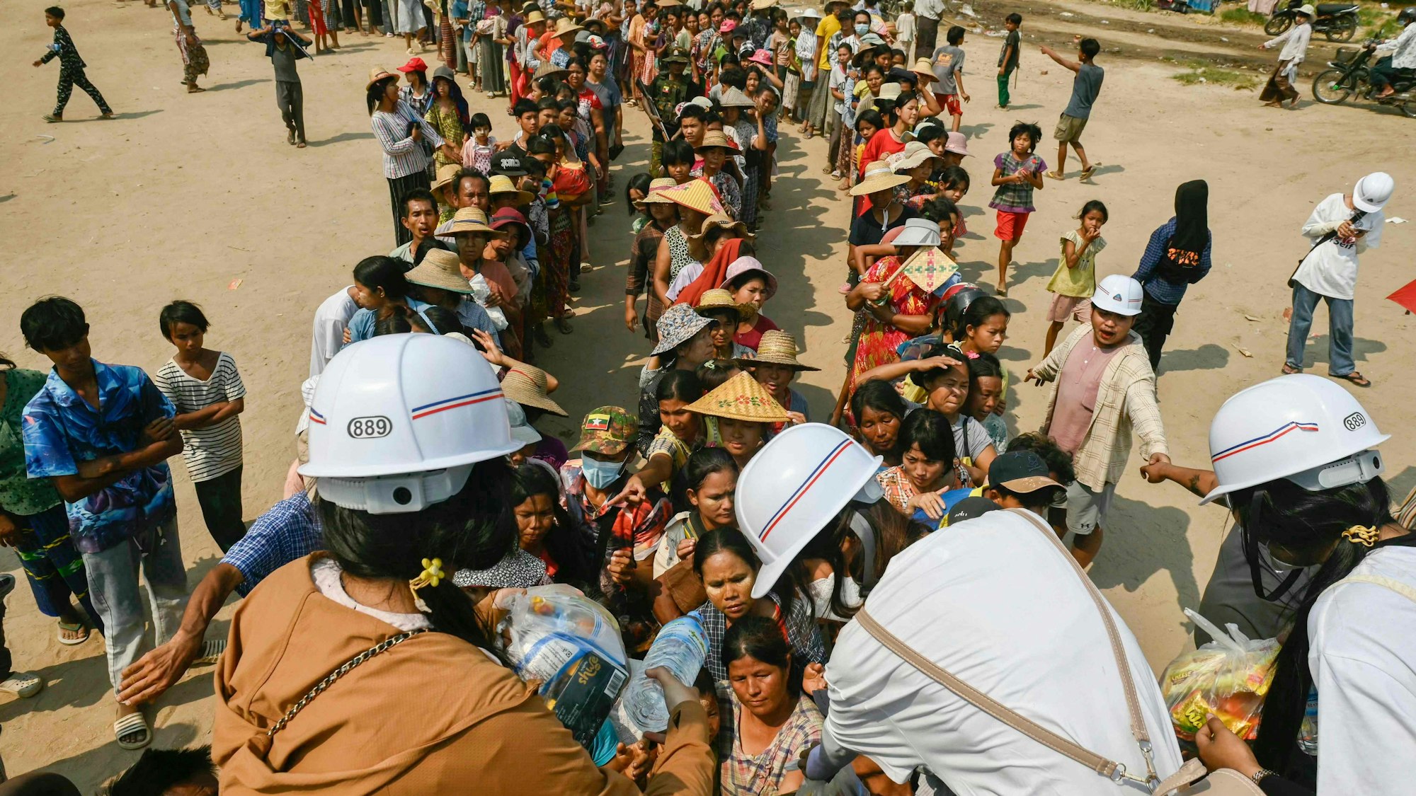 Die humanitäre Hilfe in Myanmar läuft auf Hochtouren. Hier stehen Menschen in Sagaing Schlange an einer Essensausgabe.