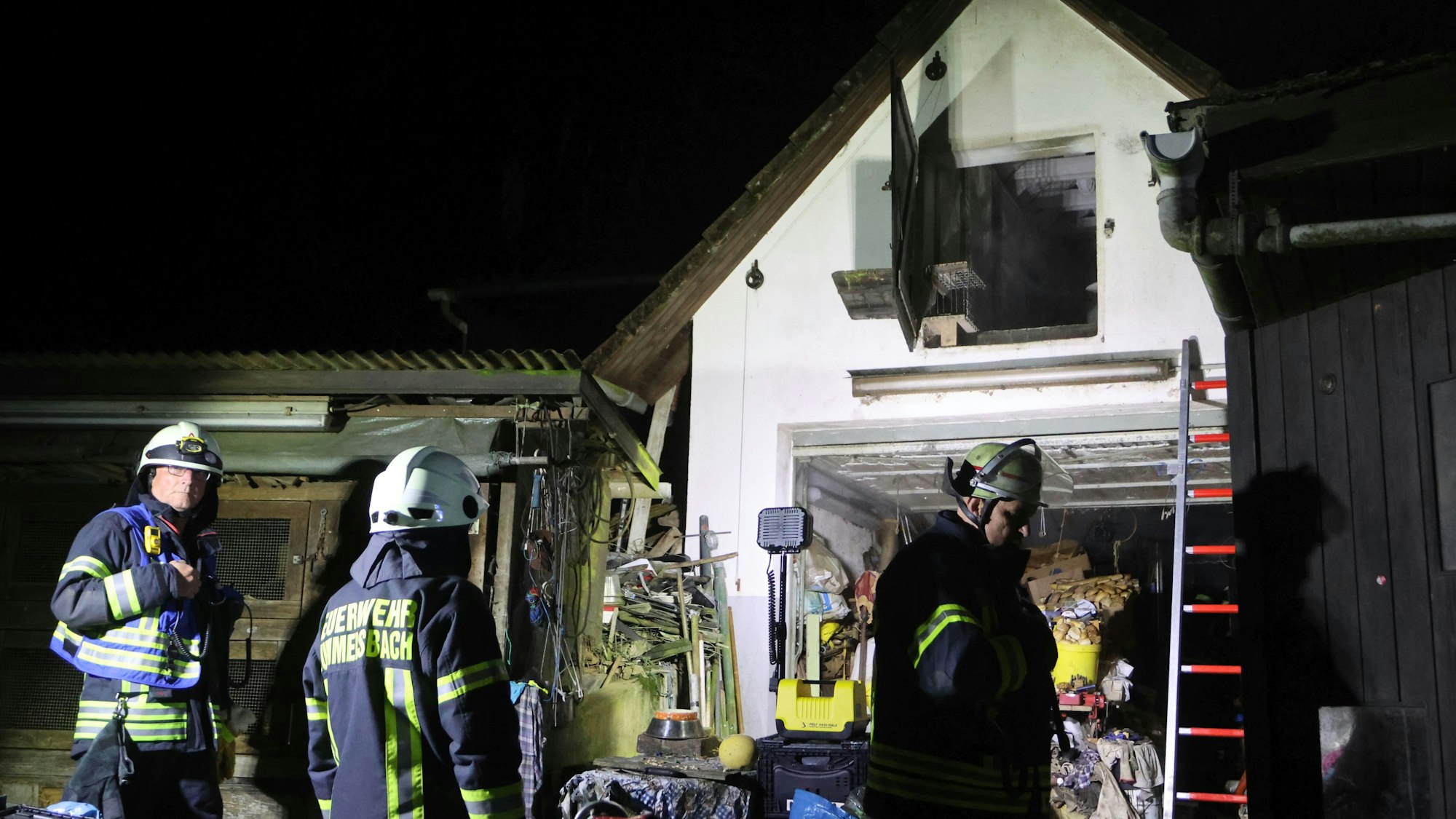 Einsatzfoto vom Scheunenbrand in Gummersbach-Niederseßmar.