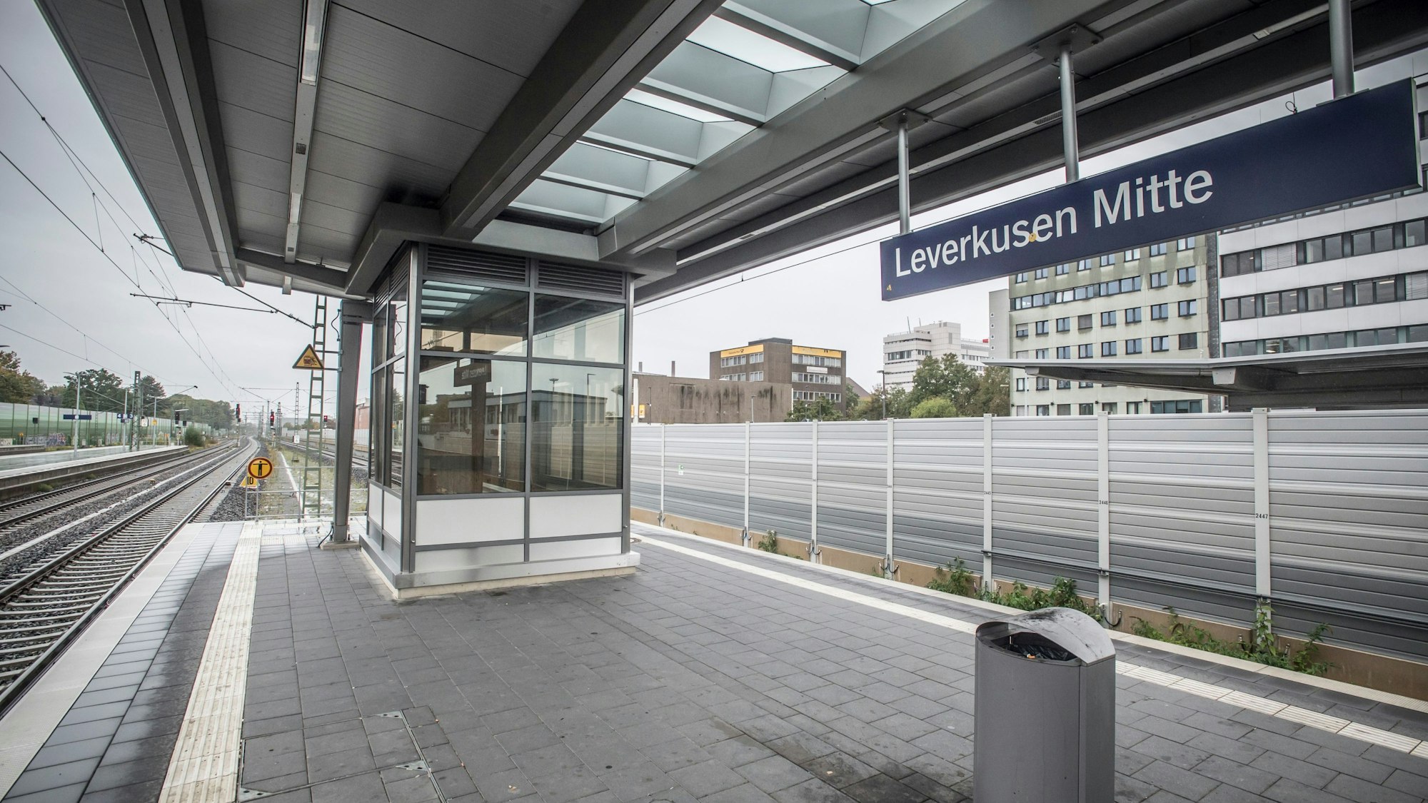Gehäuse für Aufzüge zu den Bahnsteigen sind am Bahnhof Leverkusen-Mitte eingebaut worden. Foto: Ralf Krieger