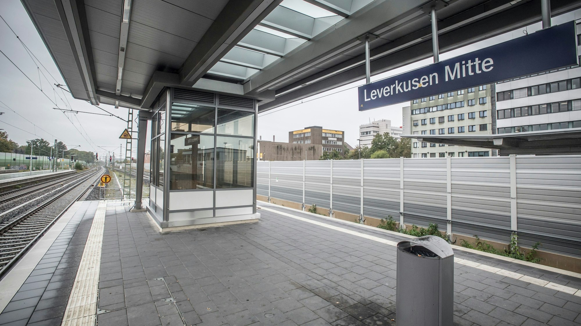 Gehäuse für Aufzüge zu den Bahnsteigen sind am Bahnhof Leverkusen-Mitte eingebaut worden. Foto: Ralf Krieger