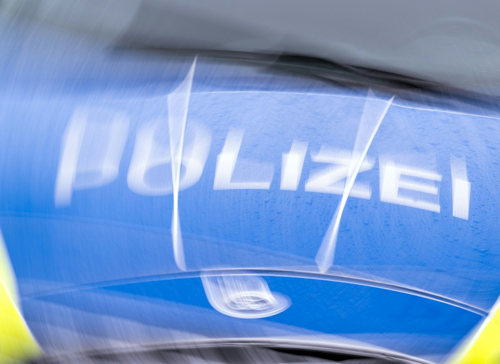 Der Schriftzug „Polizei“ auf der Kühlerhaube eines Polizeiautos (Symbolfoto).