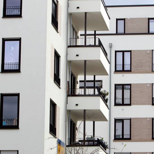 09.04.2024, Köln: Im Wohnquartier Reiterstaffel (Reiterstaffelquartier, Quartier Reiterstaffel) in Marienburg hat der Projektentwickler Bauwens über 500 Wohnungen in einem Neubaugebiet realisiert. Der Name leitet sich von der ehemals dort untergebrachten Polizeireiterstaffel ab. Foto: Arton Krasniqi