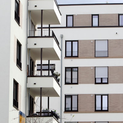 09.04.2024, Köln: Im Wohnquartier Reiterstaffel (Reiterstaffelquartier, Quartier Reiterstaffel) in Marienburg hat der Projektentwickler Bauwens über 500 Wohnungen in einem Neubaugebiet realisiert. Der Name leitet sich von der ehemals dort untergebrachten Polizeireiterstaffel ab. Foto: Arton Krasniqi