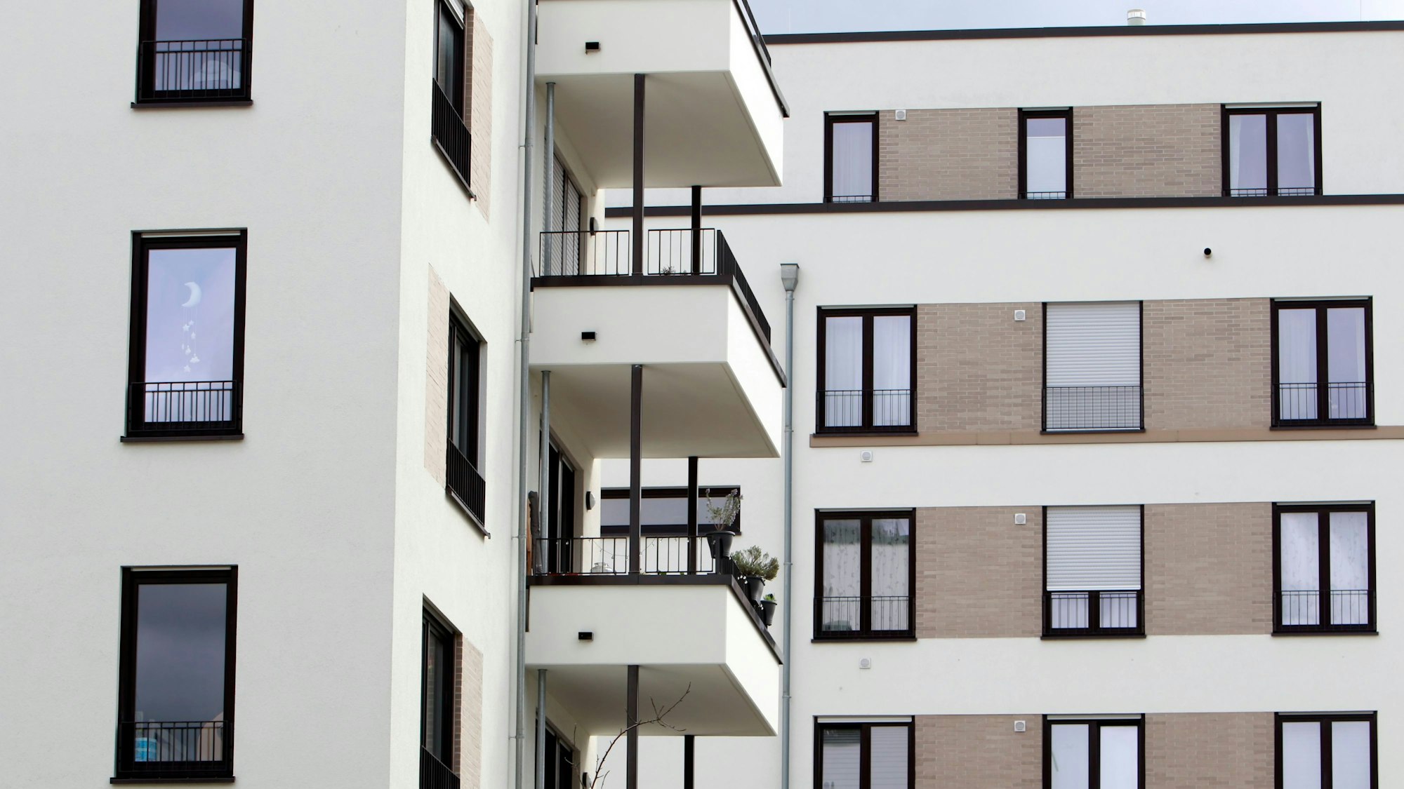 09.04.2024, Köln: Im Wohnquartier Reiterstaffel (Reiterstaffelquartier, Quartier Reiterstaffel) in Marienburg hat der Projektentwickler Bauwens über 500 Wohnungen in einem Neubaugebiet realisiert. Der Name leitet sich von der ehemals dort untergebrachten Polizeireiterstaffel ab. Foto: Arton Krasniqi