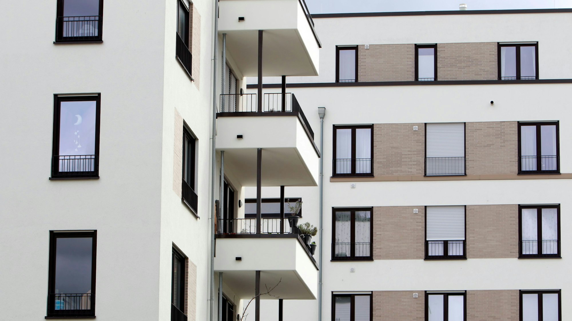 09.04.2024, Köln: Im Wohnquartier Reiterstaffel (Reiterstaffelquartier, Quartier Reiterstaffel) in Marienburg hat der Projektentwickler Bauwens über 500 Wohnungen in einem Neubaugebiet realisiert. Der Name leitet sich von der ehemals dort untergebrachten Polizeireiterstaffel ab. Foto: Arton Krasniqi