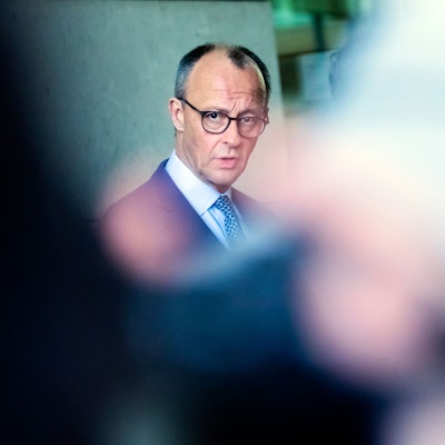 ARCHIV - 28.03.2025, Berlin: Friedrich Merz, Unions-Kanzlerkandidat und CDU-Bundesvorsitzender, gibt vor Beginn der Fortsetzung der Koalitionsverhandlungen von Union und SPD ein Statement.  (zu dpa: «Endspurt bis zur schwarz-roten Koalition?») Foto: Christoph Soeder/dpa +++ dpa-Bildfunk +++