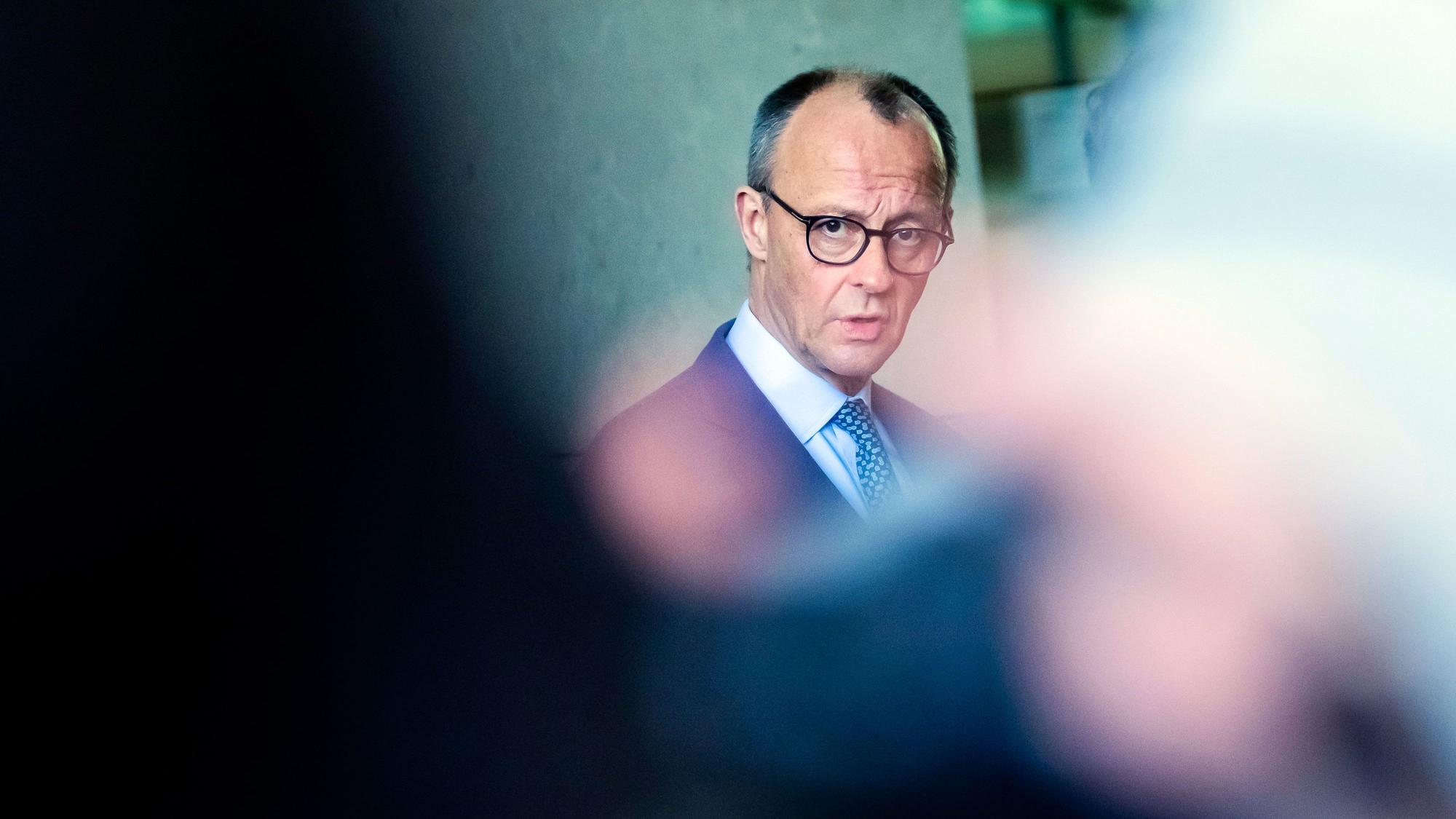 ARCHIV - 28.03.2025, Berlin: Friedrich Merz, Unions-Kanzlerkandidat und CDU-Bundesvorsitzender, gibt vor Beginn der Fortsetzung der Koalitionsverhandlungen von Union und SPD ein Statement. (zu dpa: «Endspurt bis zur schwarz-roten Koalition?») Foto: Christoph Soeder/dpa +++ dpa-Bildfunk +++