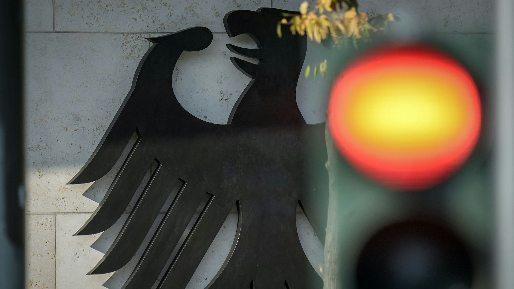 Eine Ampel leuchtet rot am Eingang zum Bundesministerium des Innern und für Heimat.