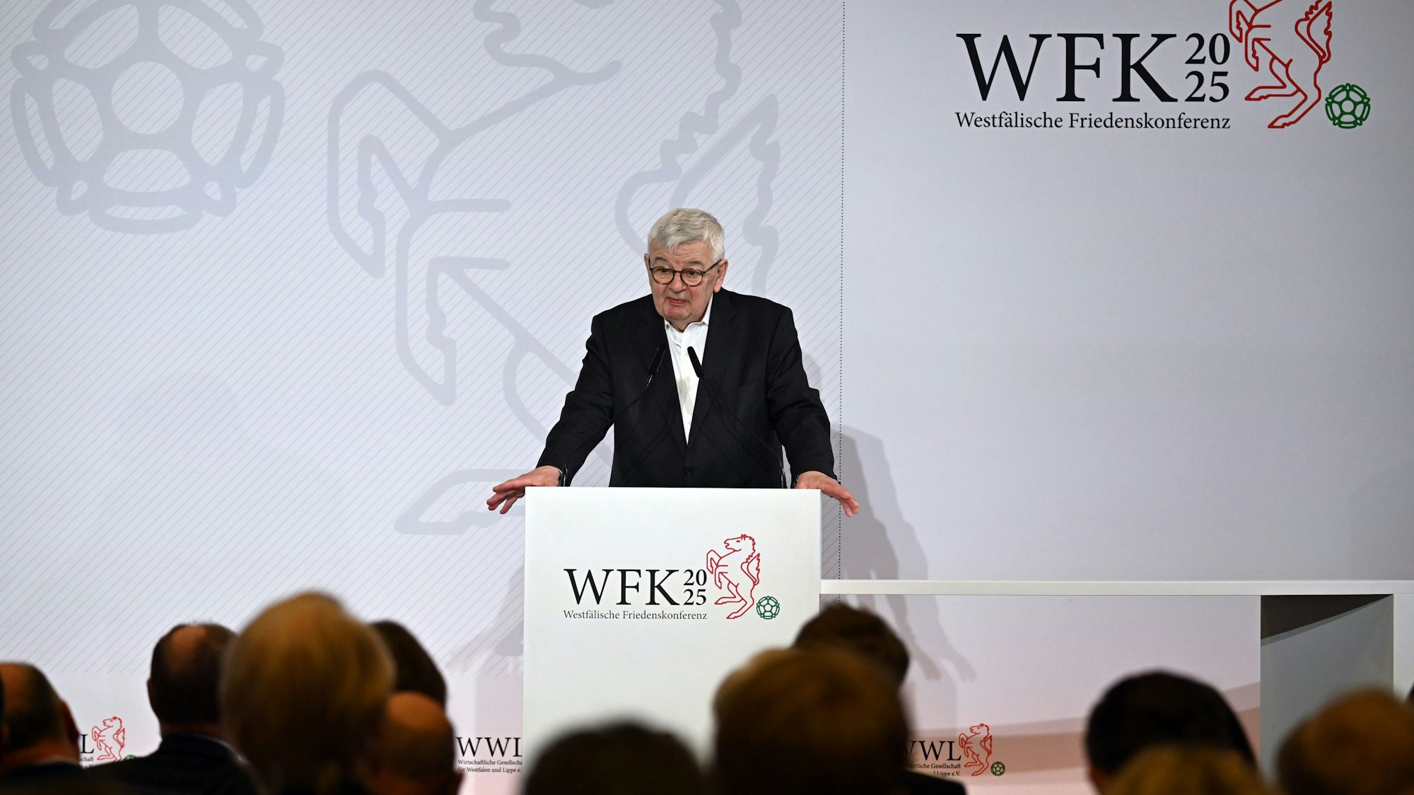 04.04.2025, Nordrhein-Westfalen, Münster: Joschka Fischer (Bündnis 90/Die Grünen), Bundesaußenminister a.D., spricht zur Eröffnung der Westfälischen Friedenskonferenz. 400 Gäste werden dazu in Münster erwartet. Ein wichtiges Thema soll das Auseinanderdriften der USA und Europas sein. Foto: Federico Gambarini/dpa Pool/dpa +++ dpa-Bildfunk +++
