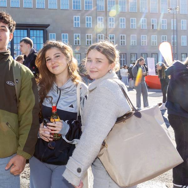 Junis, Mina und Murielle (r.) sind Jura-Erstis und starten nun ins Studium an der Universität zu Köln.