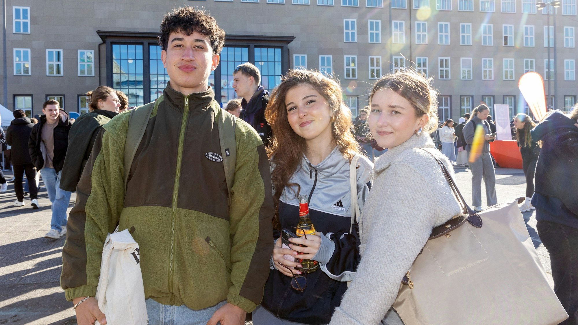 Junis, Mina und Murielle (r.) sind Jura-Erstis und starten nun ins Studium an der Universität zu Köln.