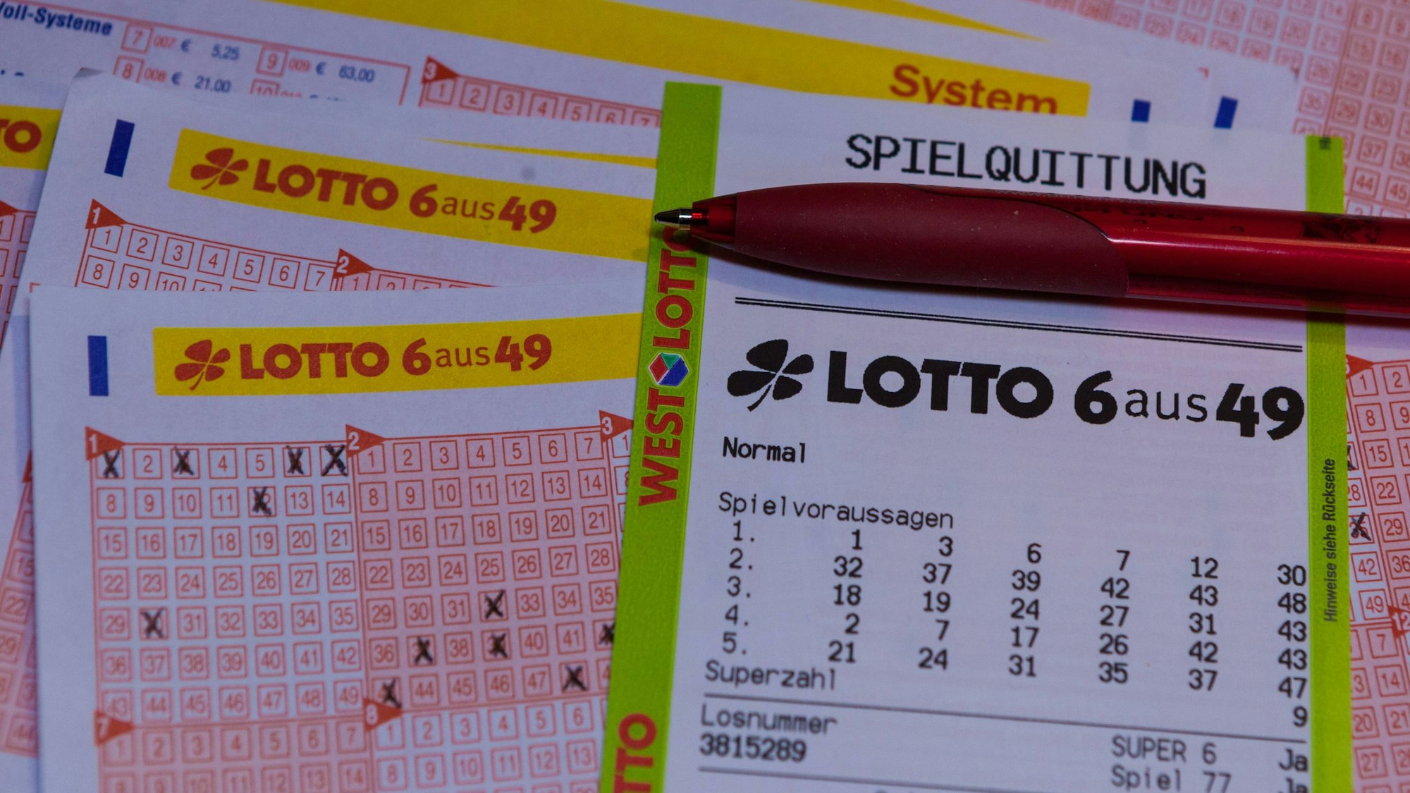 Die Spielquittung (Symbolfoto) sollten Lotto-Spieler immer gut aufbewahren. Der Millionen-Gewinner weiß vielleicht noch gar nichts von seinem Glück.
