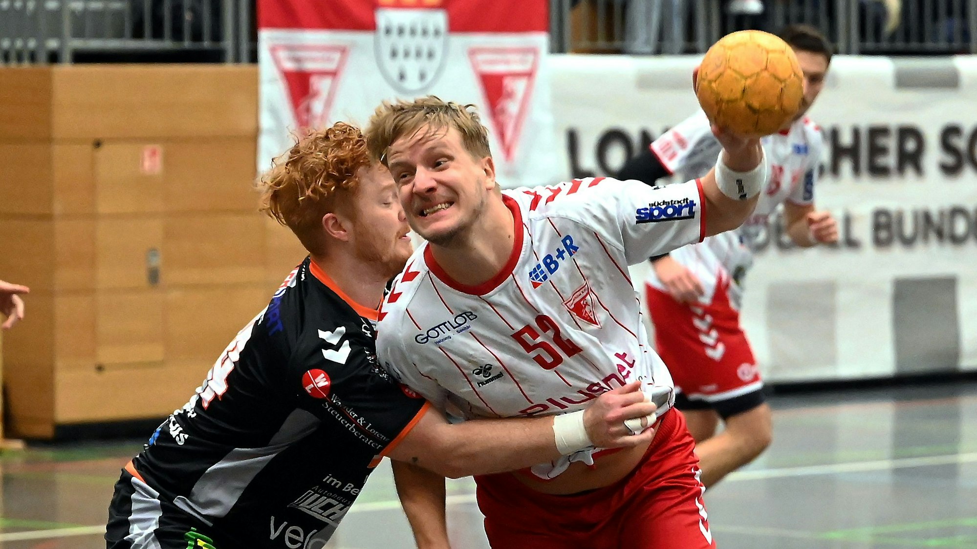 Das 29.11.2024, Handball-Longercher SC Köln-Berg. Panther
links: Sebastian Schön (Panther)
rechts: Joscha Rinke (Longerich)
Foto: Uli Herhaus
