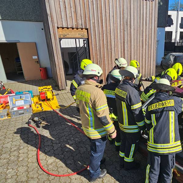 Neben Theorie stand vor allem praktischer Einsatz auf dem Lehrplan. Ausgebildet wurden die Teilnehmer von insgesamt 16 aktiven Einsatzkräften beider Wehren Burscheid und Leichlingen