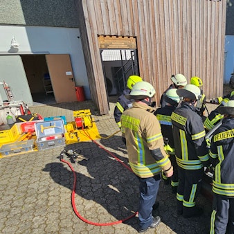 Neben Theorie stand vor allem praktischer Einsatz auf dem Lehrplan. Ausgebildet wurden die Teilnehmer von insgesamt 16 aktiven Einsatzkräften beider Wehren Burscheid und Leichlingen