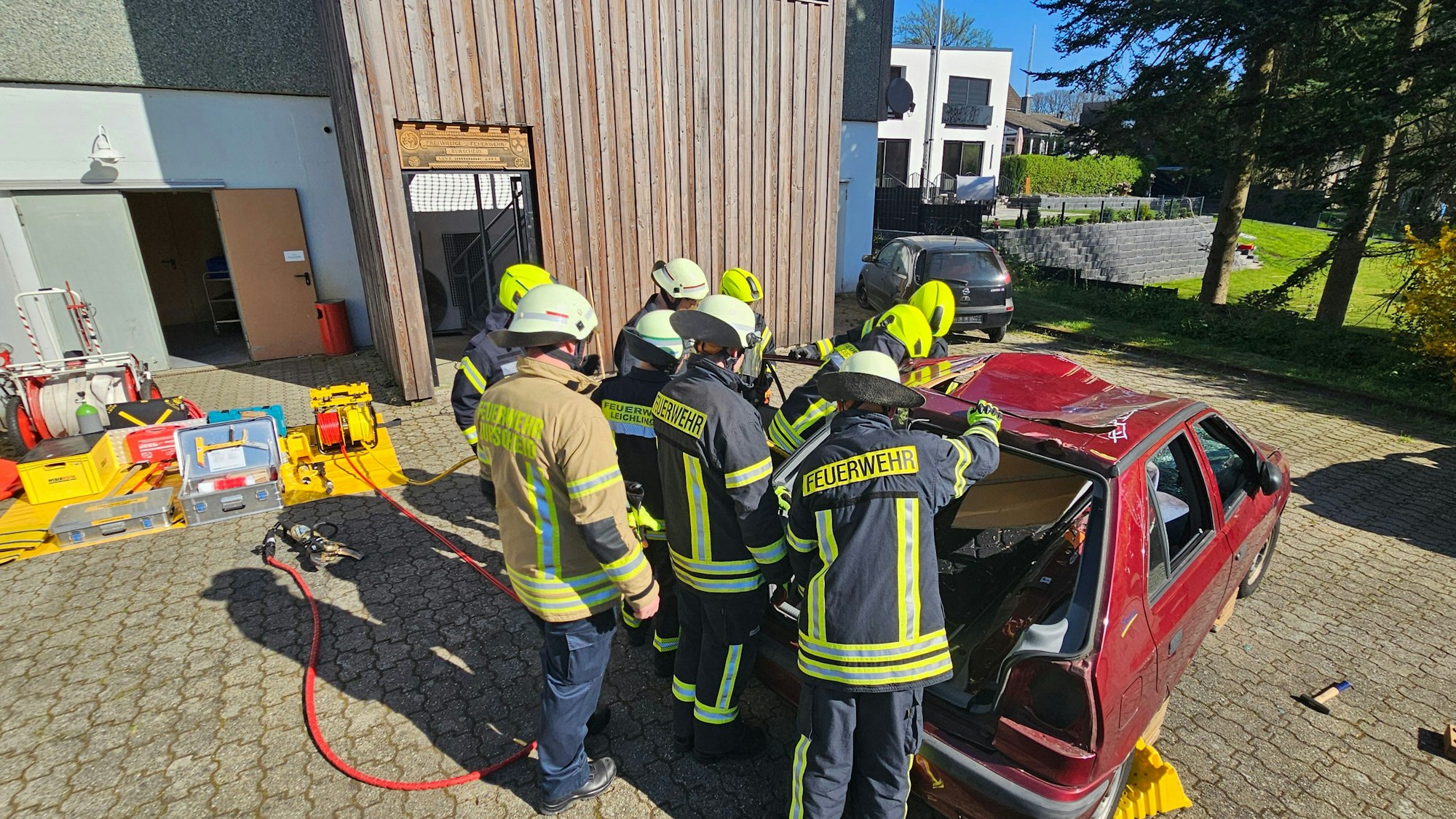 Neben Theorie stand vor allem praktischer Einsatz auf dem Lehrplan. Ausgebildet wurden die Teilnehmer von insgesamt 16 aktiven Einsatzkräften beider Wehren Burscheid und Leichlingen