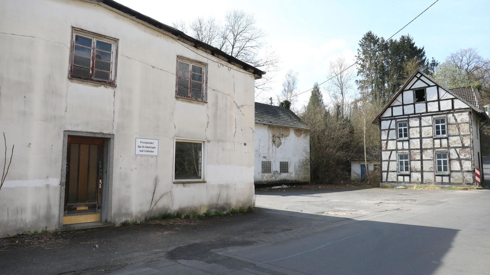 Mehrere marode Gebäude, eines davon mit Fachwerk.