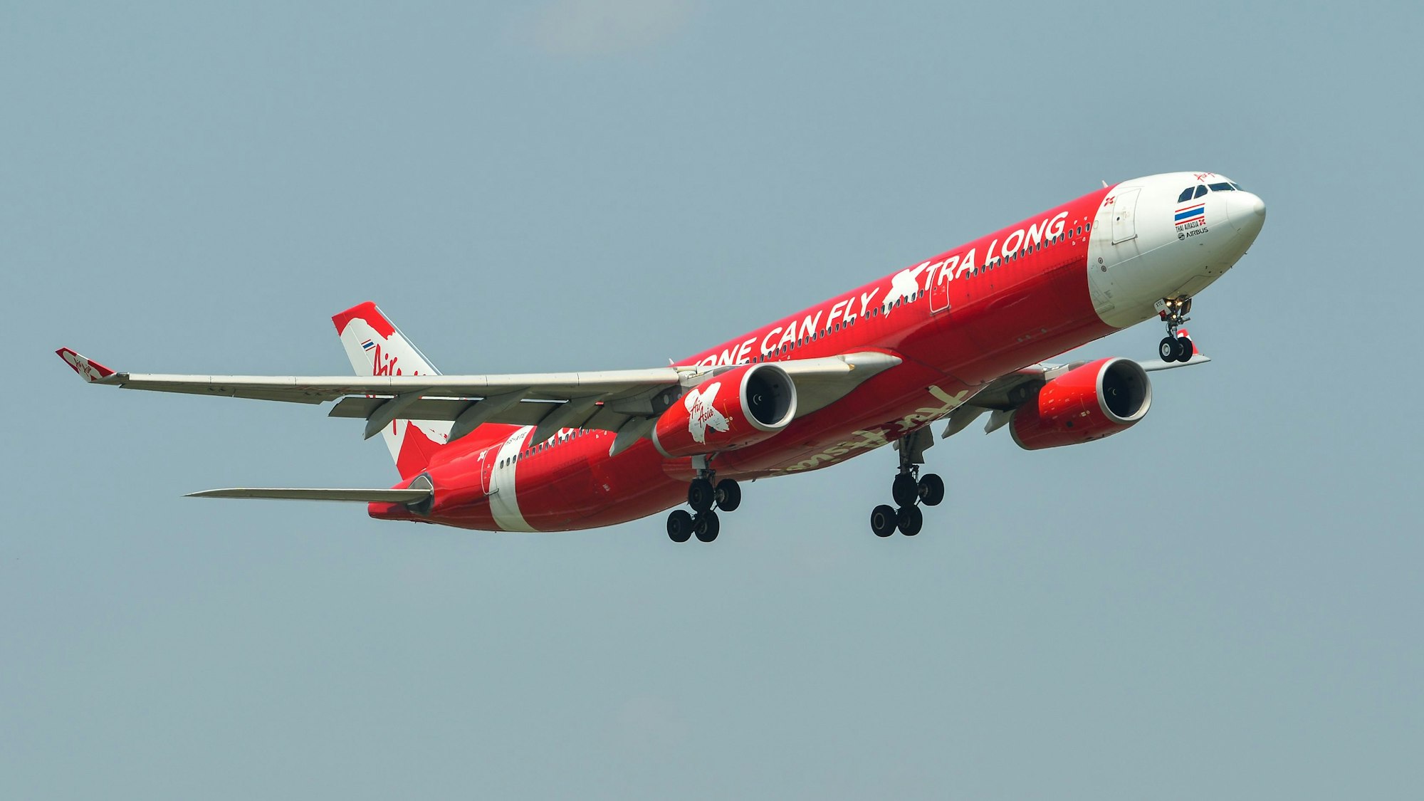 AirAsia X Airbus A330-300 bei der Landung.