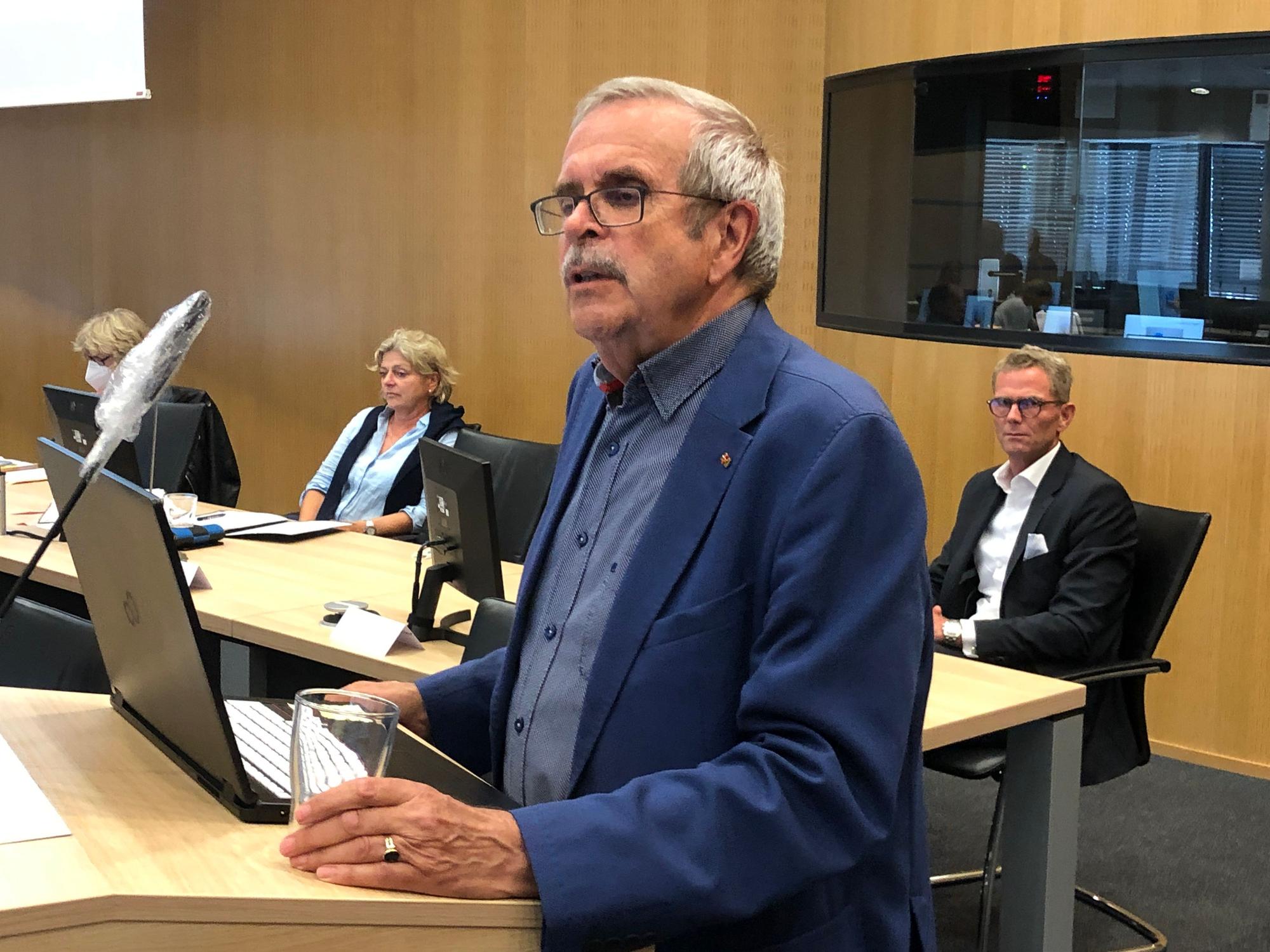 Prof. Dr.Christian Jochum spricht im Umweltausschuss. Hinter ihm sitzt Currenta-Geschäftsführer Hans Gennen.