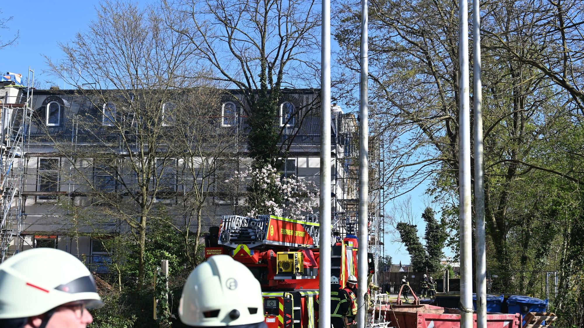 In einem Gebäude, das saniert wird, war es zu einem Brand im Dachbereich gekommen.