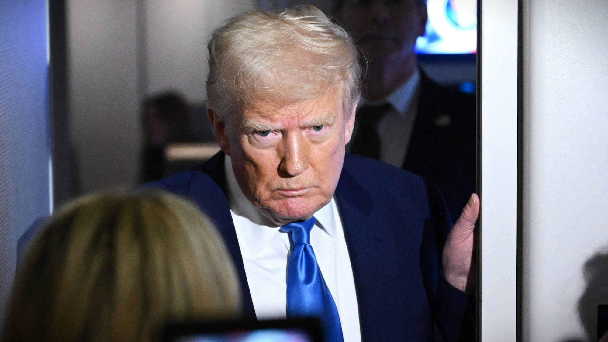 US-Präsident Donald Trump im Gespräch mit Journalisten an Bord der Air Force One am Sonntag.