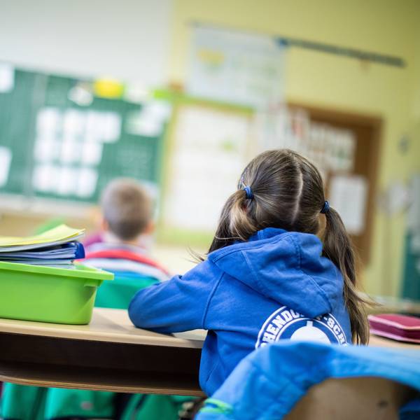 ARCHIV - 09.06.2020, Nordrhein-Westfalen, Meerbusch: Schülerinnen und Schüler einer Grundschule sitzen mit Abstand in ihrem Klassenraum. (zu dpa: «Etwas weniger Unterrichtsausfall an NRW-Schulen») Foto: Marcel Kusch/dpa +++ dpa-Bildfunk +++