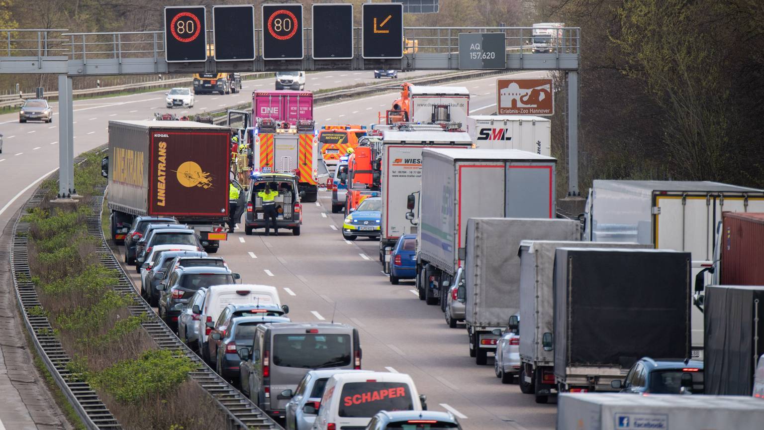 Das Bild zeigt eine Autobahn, auf der eine Rettungsgasse gebildet wurden.