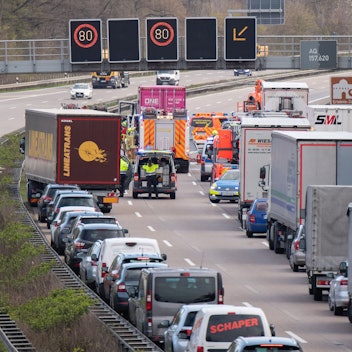 Das Bild zeigt eine Autobahn, auf der eine Rettungsgasse gebildet wurden.