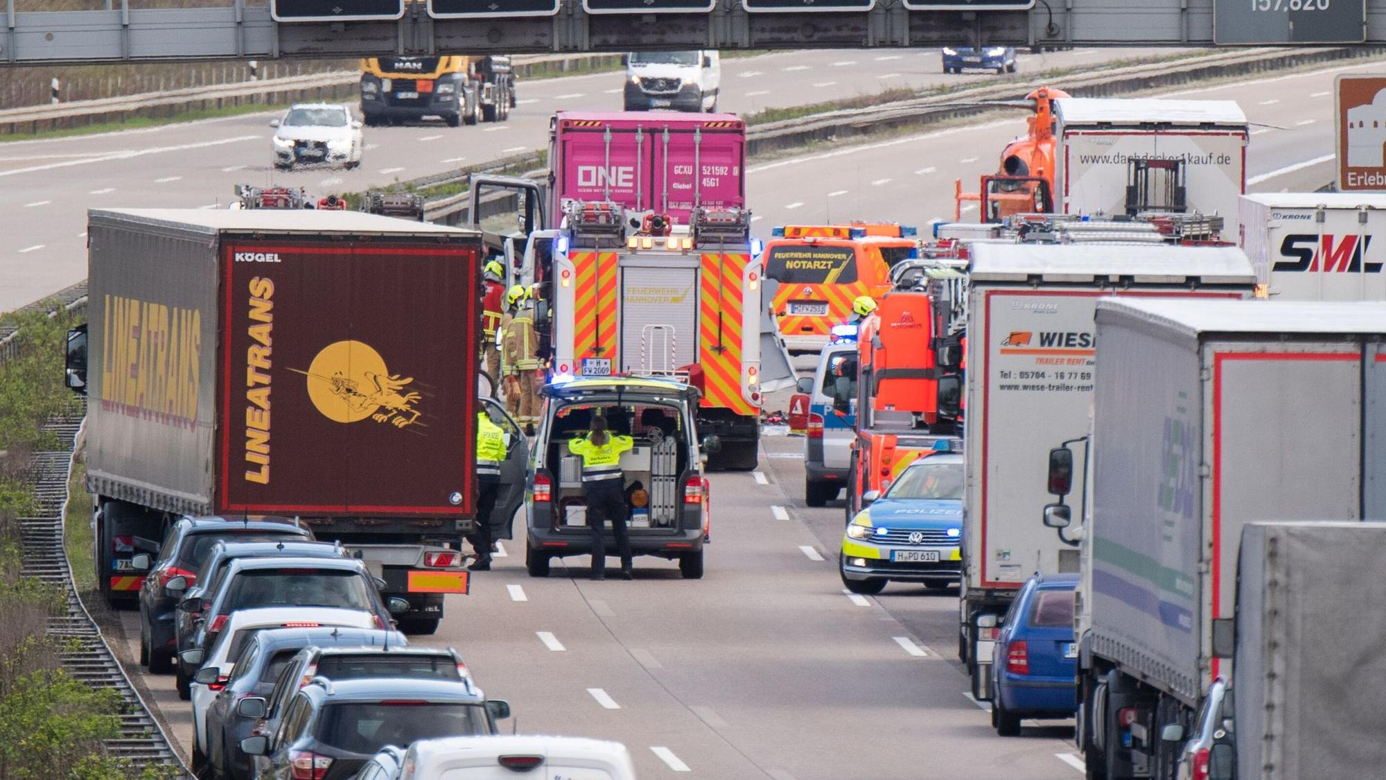 Rettungskräfte stehen nach einem Unfall auf der Autobahn in einer Rettungsgasse. (Symbolfoto)