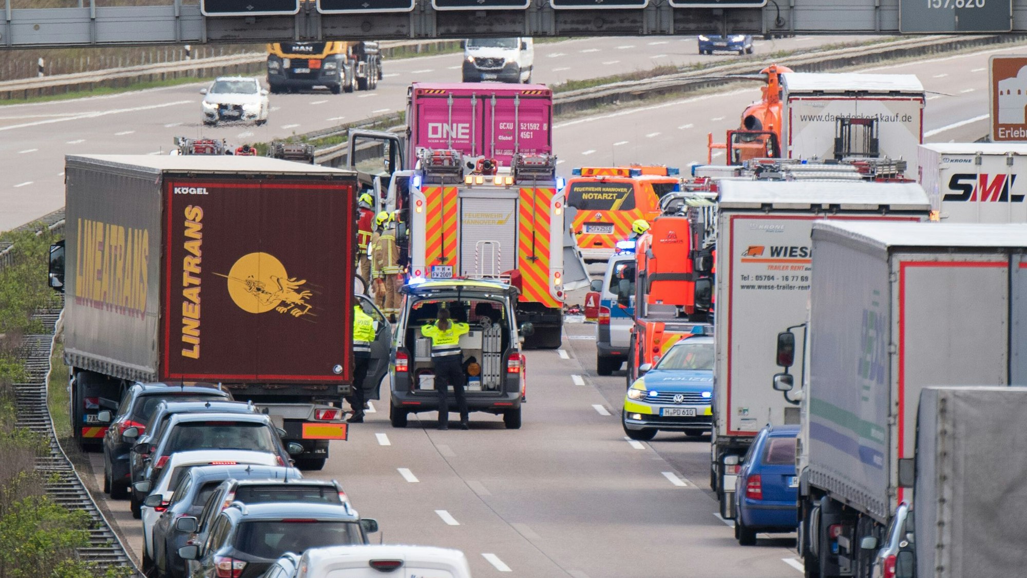 Rettungskräfte stehen nach einem Unfall auf der Autobahn in einer Rettungsgasse. (Symbolfoto)