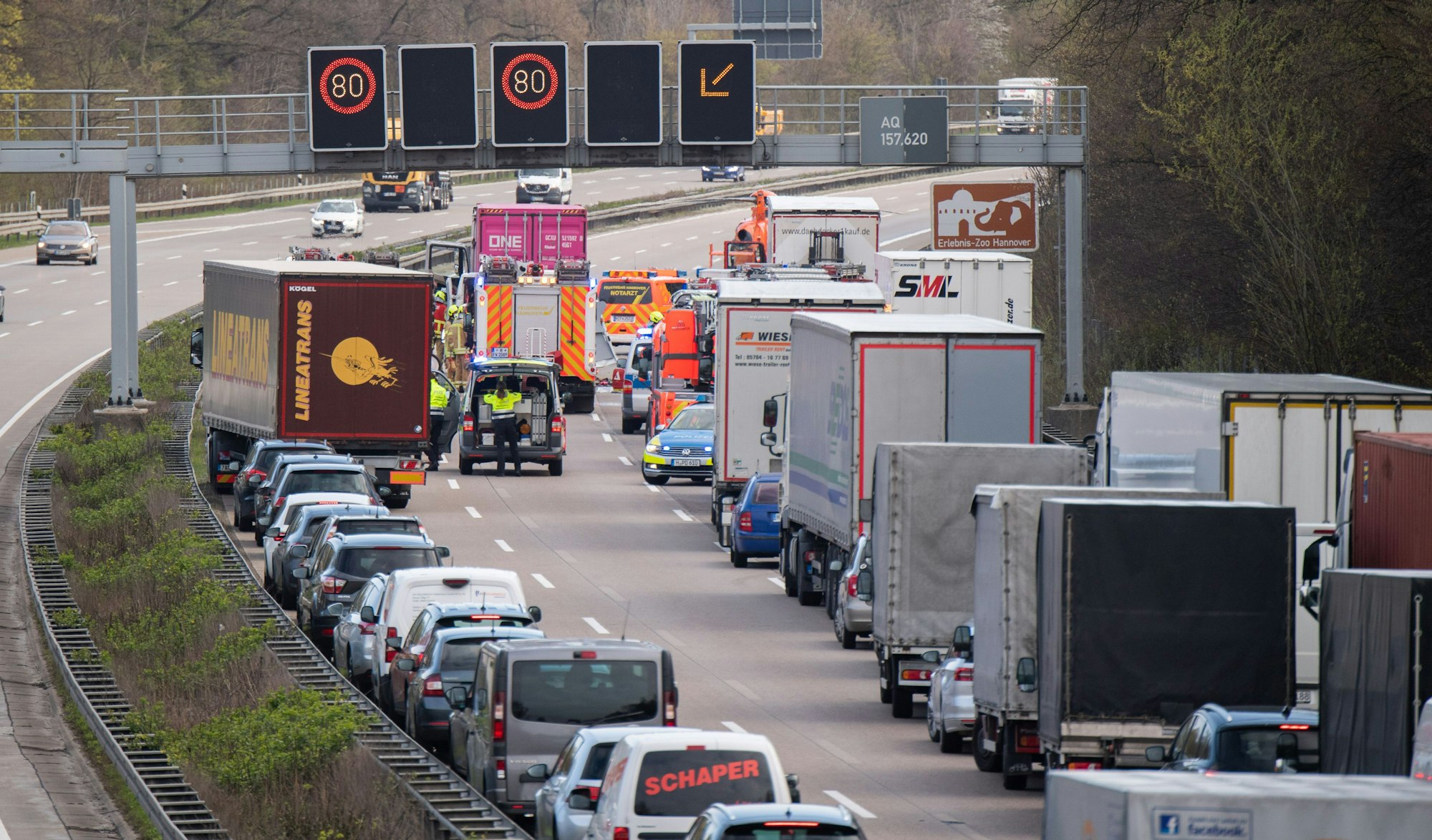 Das Bild zeigt eine Autobahn, auf der eine Rettungsgasse gebildet wurden.