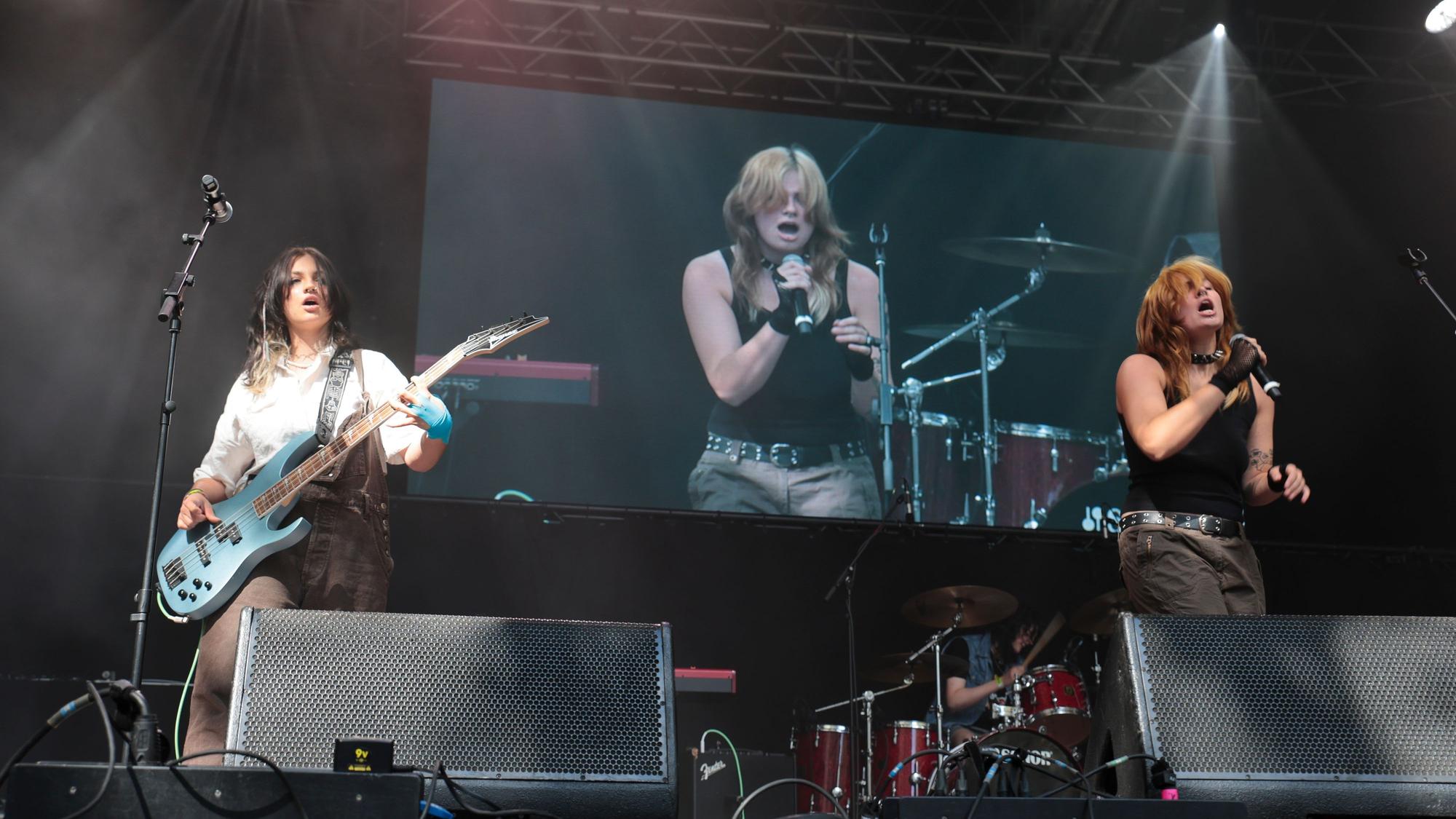 Das Bild zeigt die Kölner Band „Red Flags“ bei ihrem Auftritt beim „Arsch huh“ 2024.