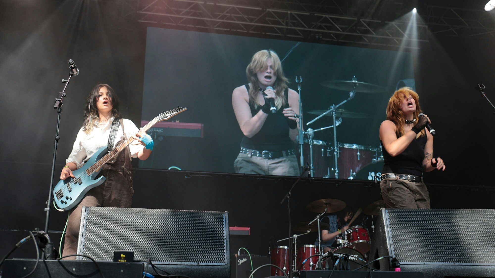 Das Bild zeigt die Kölner Band „Red Flags“ bei ihrem Auftritt beim „Arsch huh“ 2024.